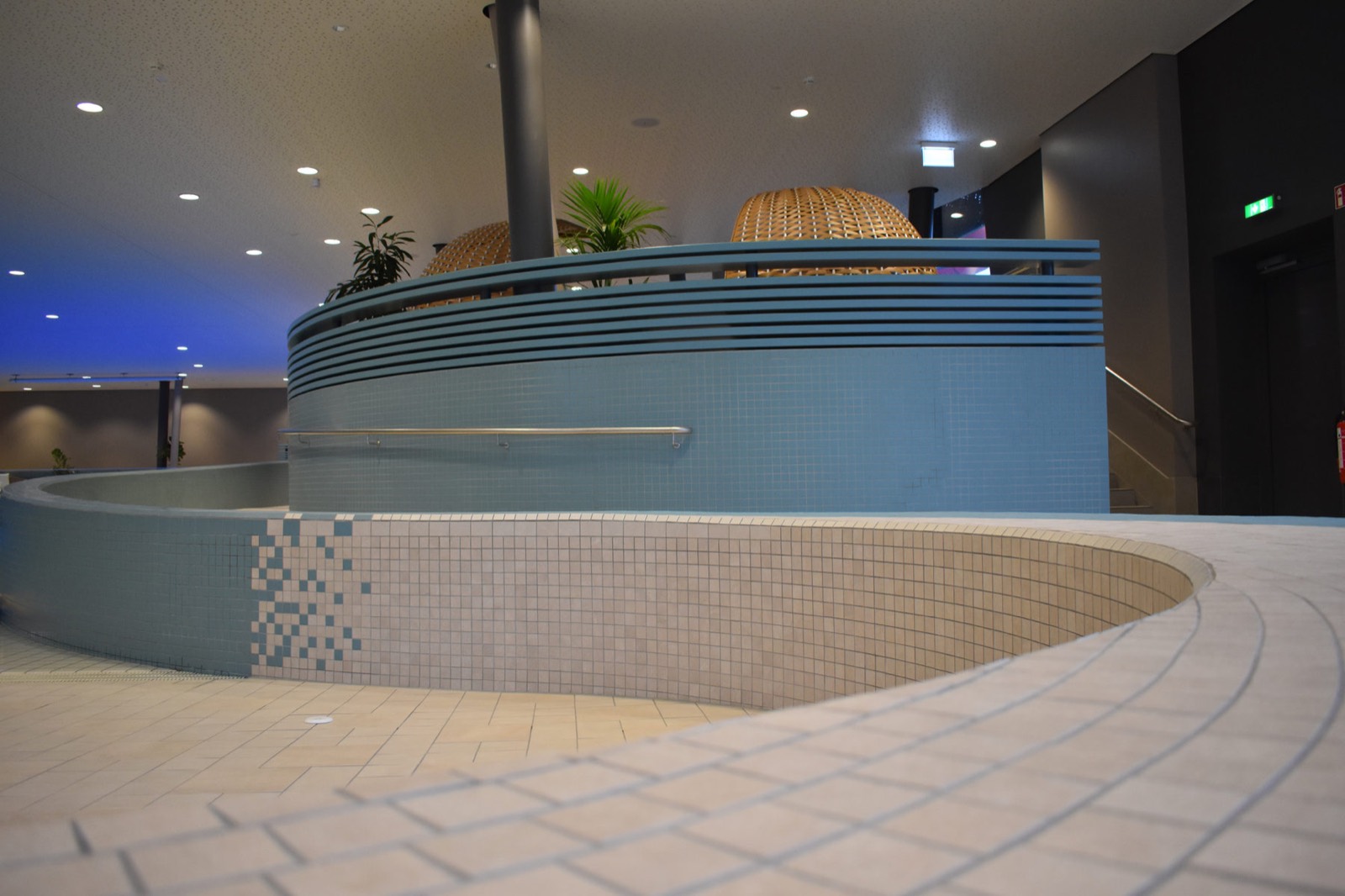 Geschwungenes Becken mit Mosaik