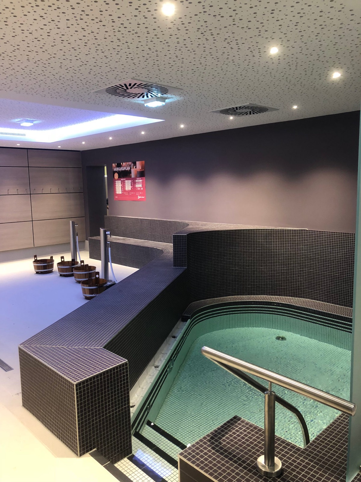 Whirlpool mit dunklem Mosaik