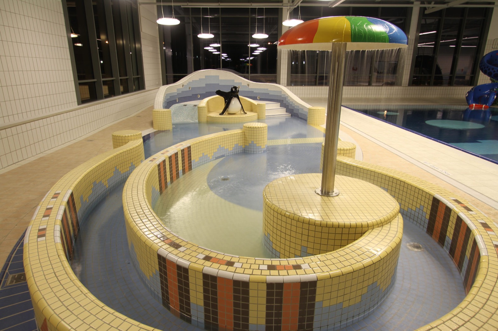 Wasserspielbereich mit Mosaik