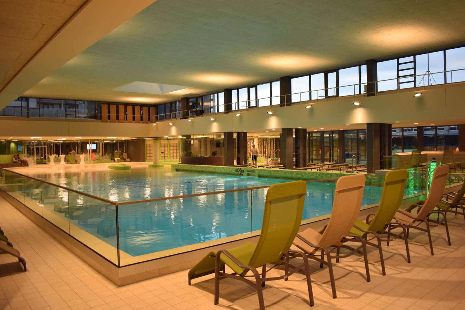 Schwimmhalle mit Ruhezone
