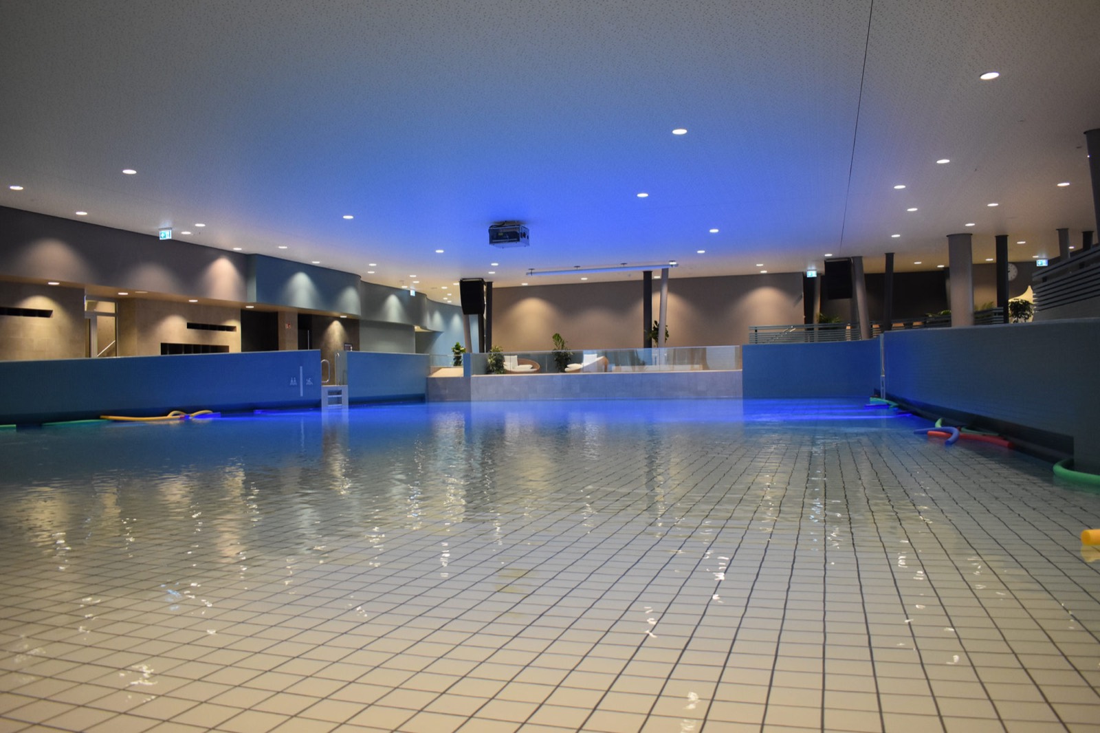 Becken mit Unterwasserbeleuchtung