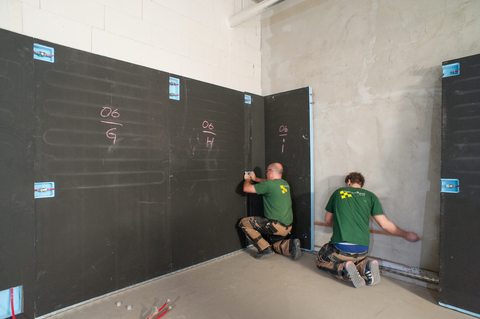 Fliesenleger bei der Arbeit an einer Wand